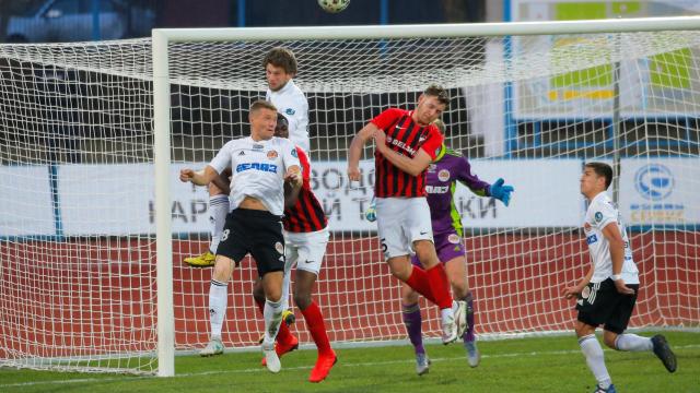 Un momento del partido entre el Torpedo Zhodino y el Belshiina Bobruisk de la liga bielorrusa