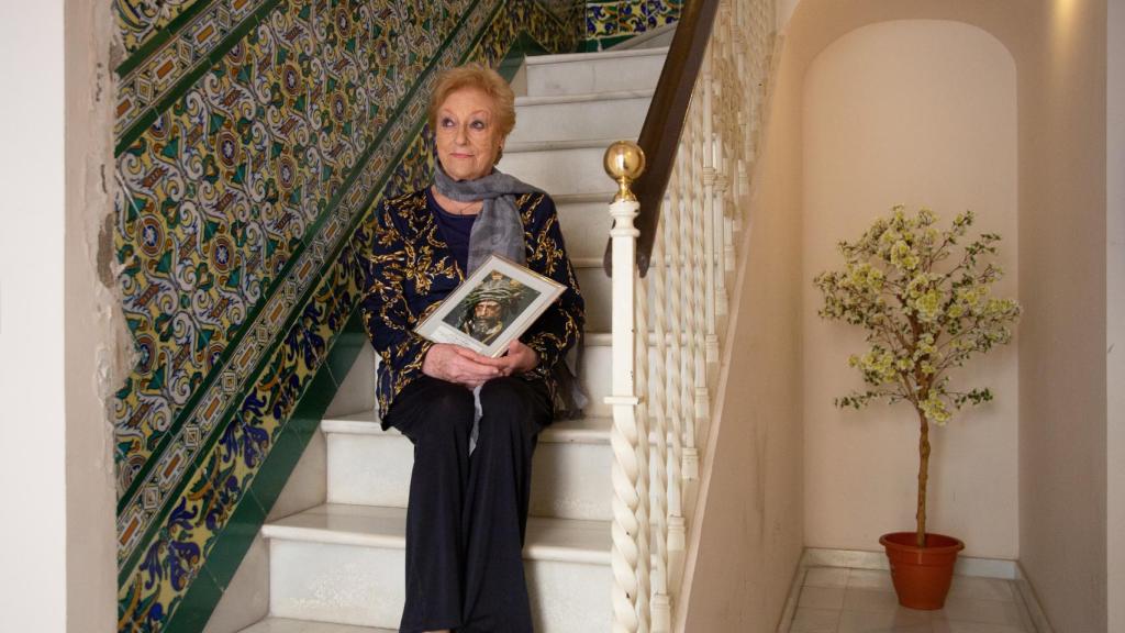 Angelita, en las escaleras de su casa.