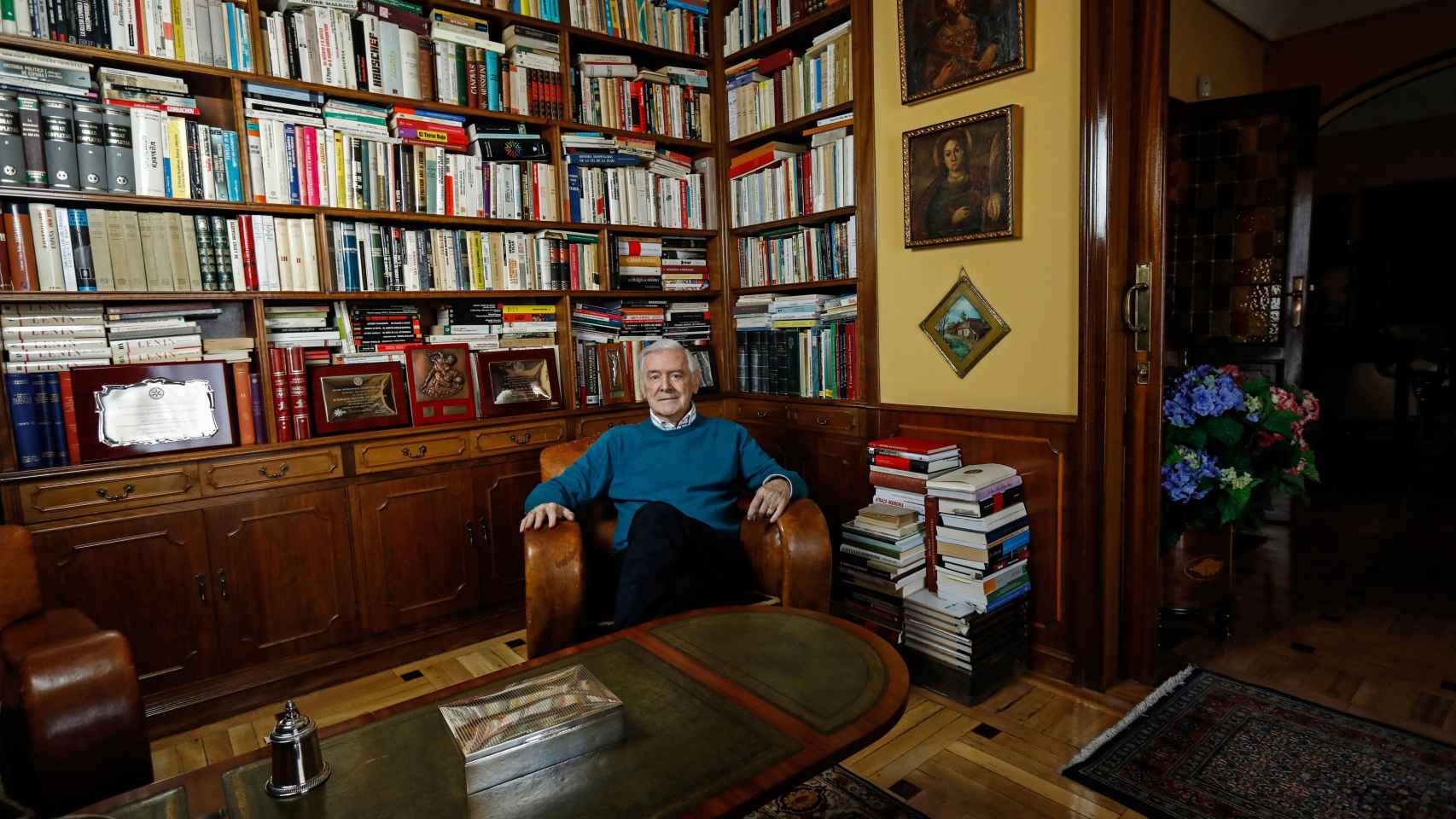 Enrique Sánchez de León, de formación abogado, en su biblioteca.