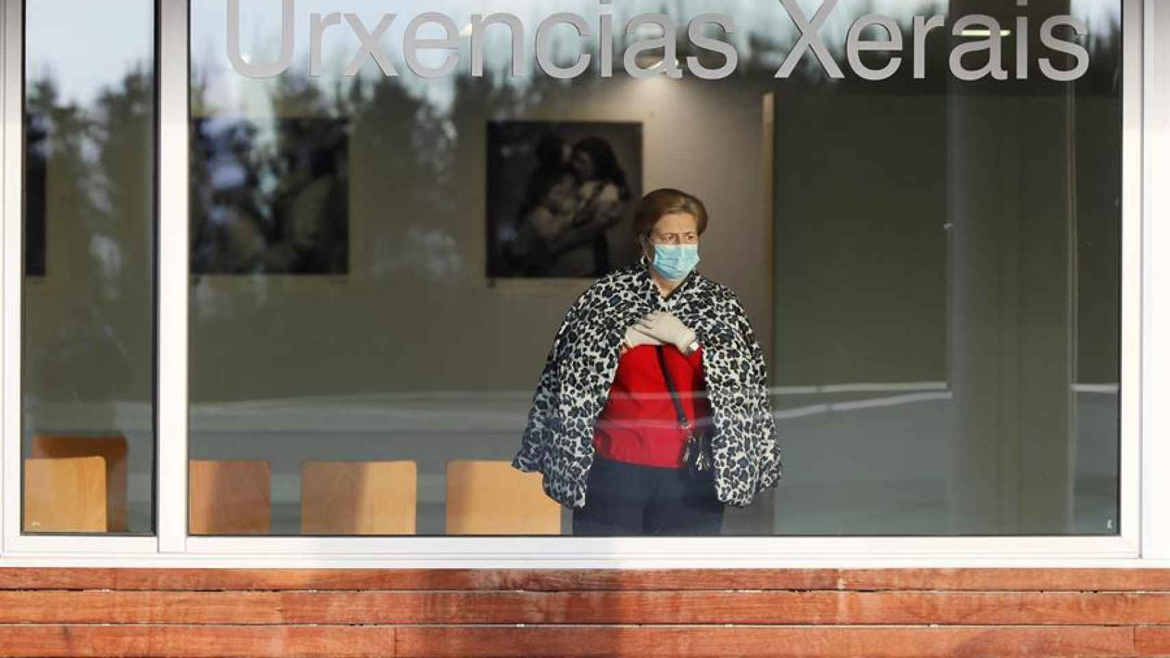 Una mujer en la sala de espera de las Urgencias del Hospital de Lugo.