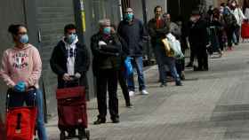 Gente esperando a hacer compra en mitad de la pandemia.