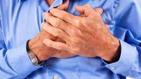 Un hombre se lleva la mano al pecho durante un infarto.