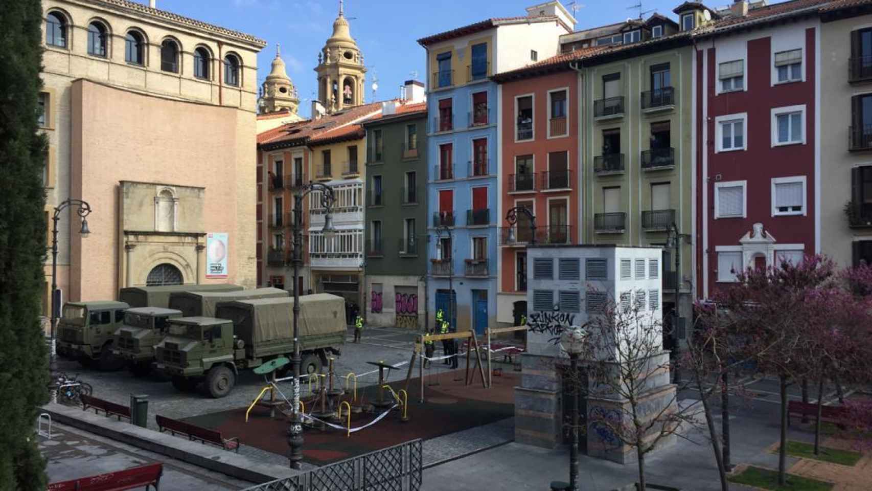 Distintas unidades del Ejército, este viernes en las calles de Pamplona.