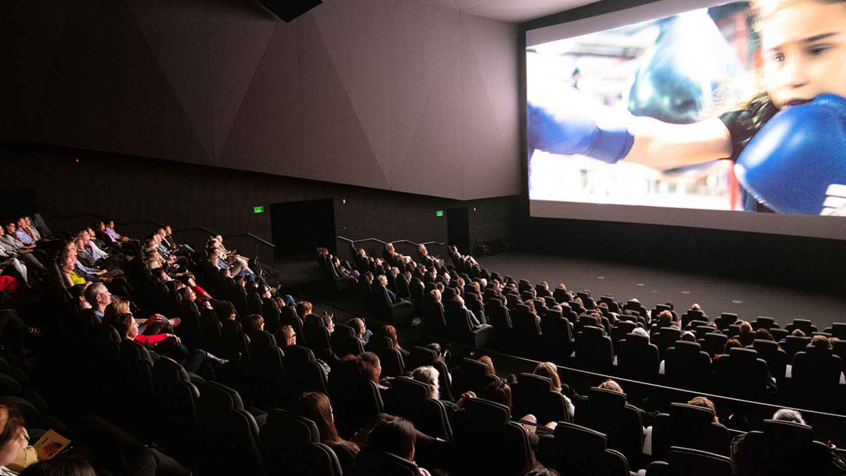 Una sala de cine con tecnología de la empresa Dolby.