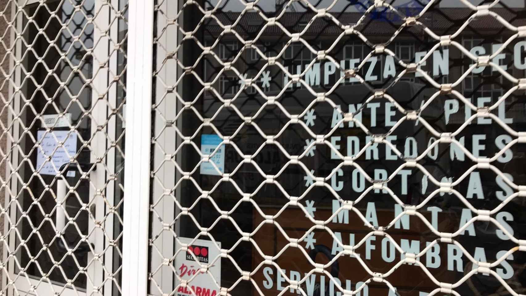 imagen de una tintorería cerrada en Galicia.