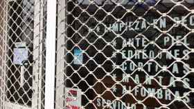 imagen de una tintorería cerrada en Galicia.