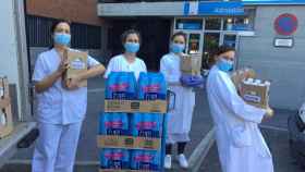 Trabajadores del Hospital Clínico San Carlos reciben parte de los productos ofrecidos por Danone.