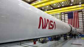 Cohete Falcon 9 con el logotipo antiguo de la NASA