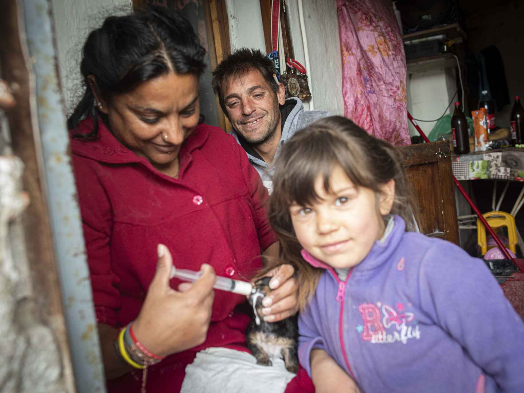 Pablo y Guadalupe son sordos. Ambos cuidan de la hija de él, fruto de una relación anterior con una mujer con acondroplasia.