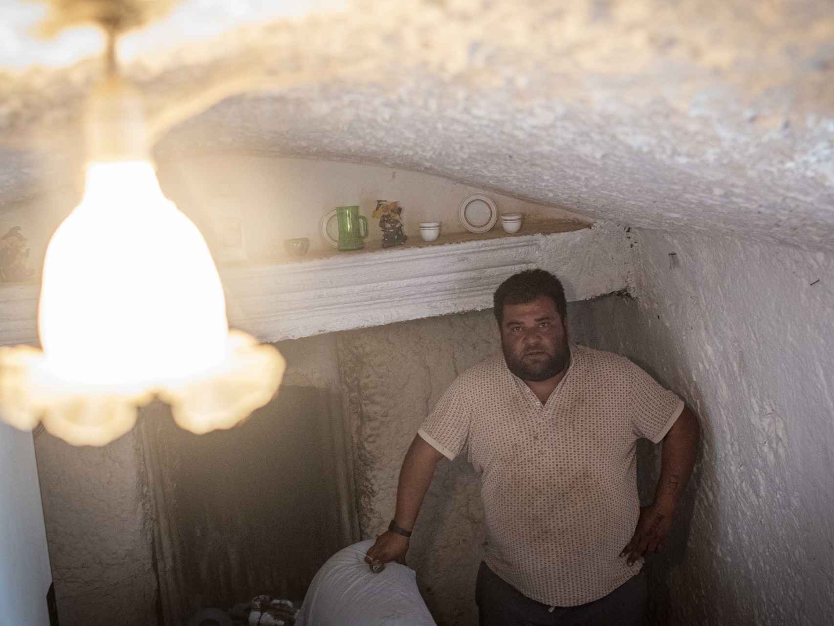 Indalecio, de 27 años, vive junto a su padre en una casa cueva en Huéscar (Granada).