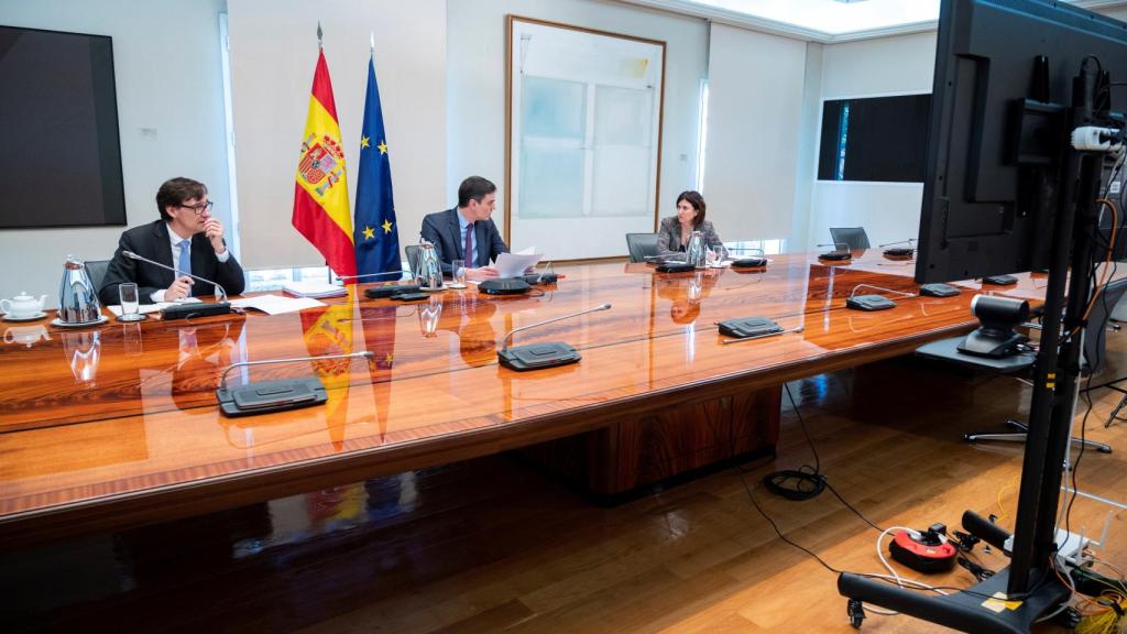 Pedro Sánchez, Salvador Illa, y María José Sierra, del Centro de Coordinación de Alertas y Emergencias Sanitarias.