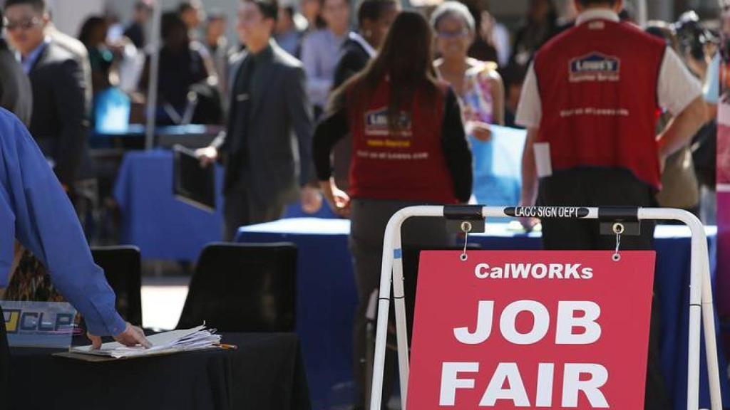 Cola en un evento de solicitantes de empleo en EEUU.