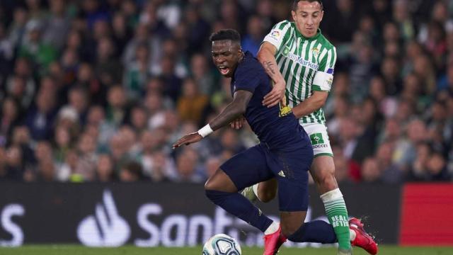 Andrés Guardado, frenando a Vinicius Junior durante un partido entre el Real Betis y el Real Madrid.