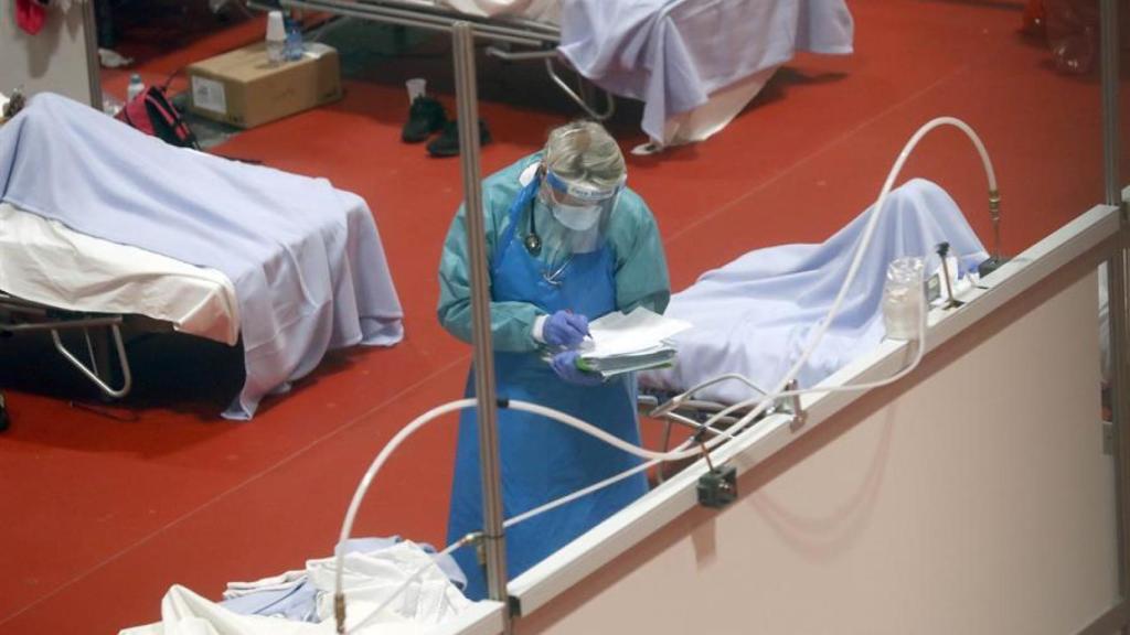 Personal sanitario en el pabellón 9 de Ifema.