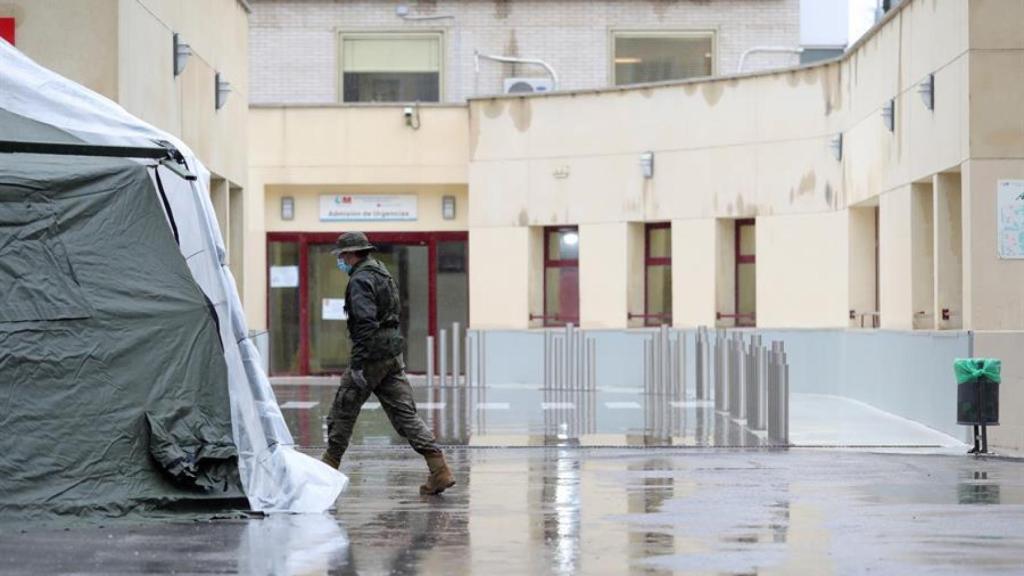 Un soldado en el hospital de campaña frente al Gregorio Marañón.