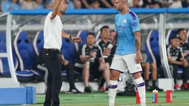 Kyle Walker y Pep Guardiola, durante un partido del Manchester City