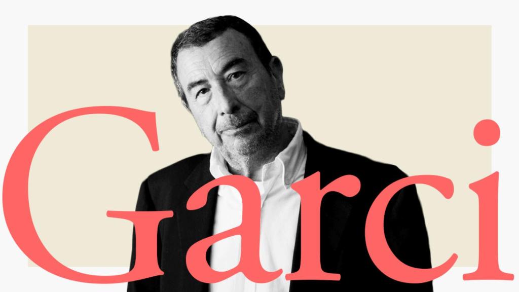 Garci escribe a mano o a máquina de escribir... y cada vez le es más difícil arreglar la Olympia.