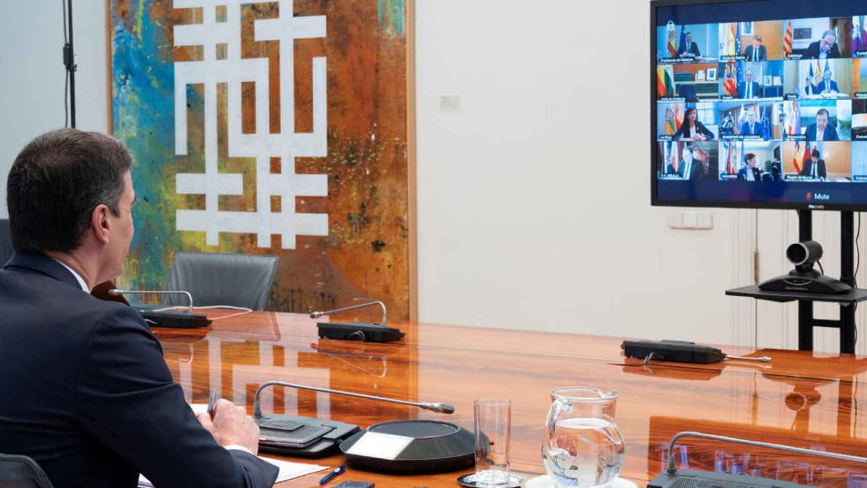 Pedro Sánchez en videoconferencia con los presidentes autonómicos.