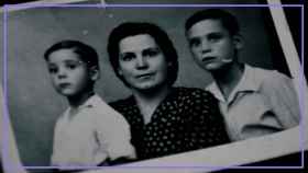Doña Ángeles, con sus dos hijos.