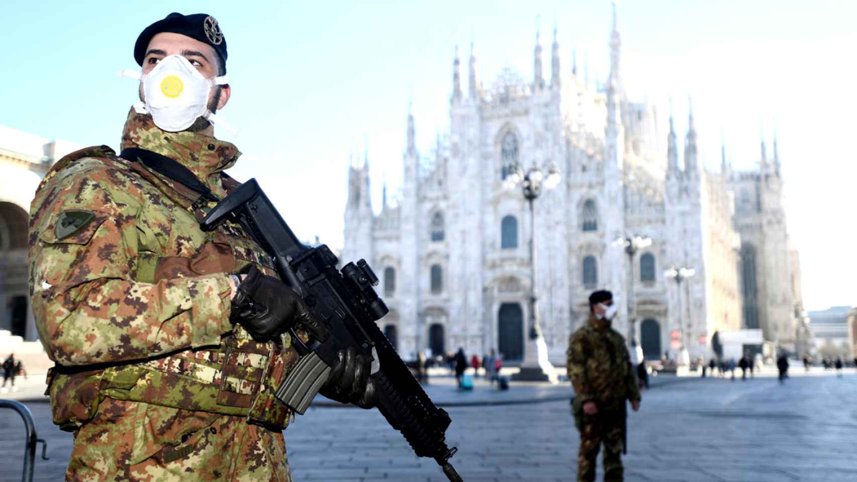 Militares con mascarilla frente al Duomo de Milán.