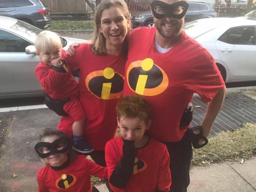 Maeve Kennedy junto a su marido y sus hijos en una fotografía de redes sociales.