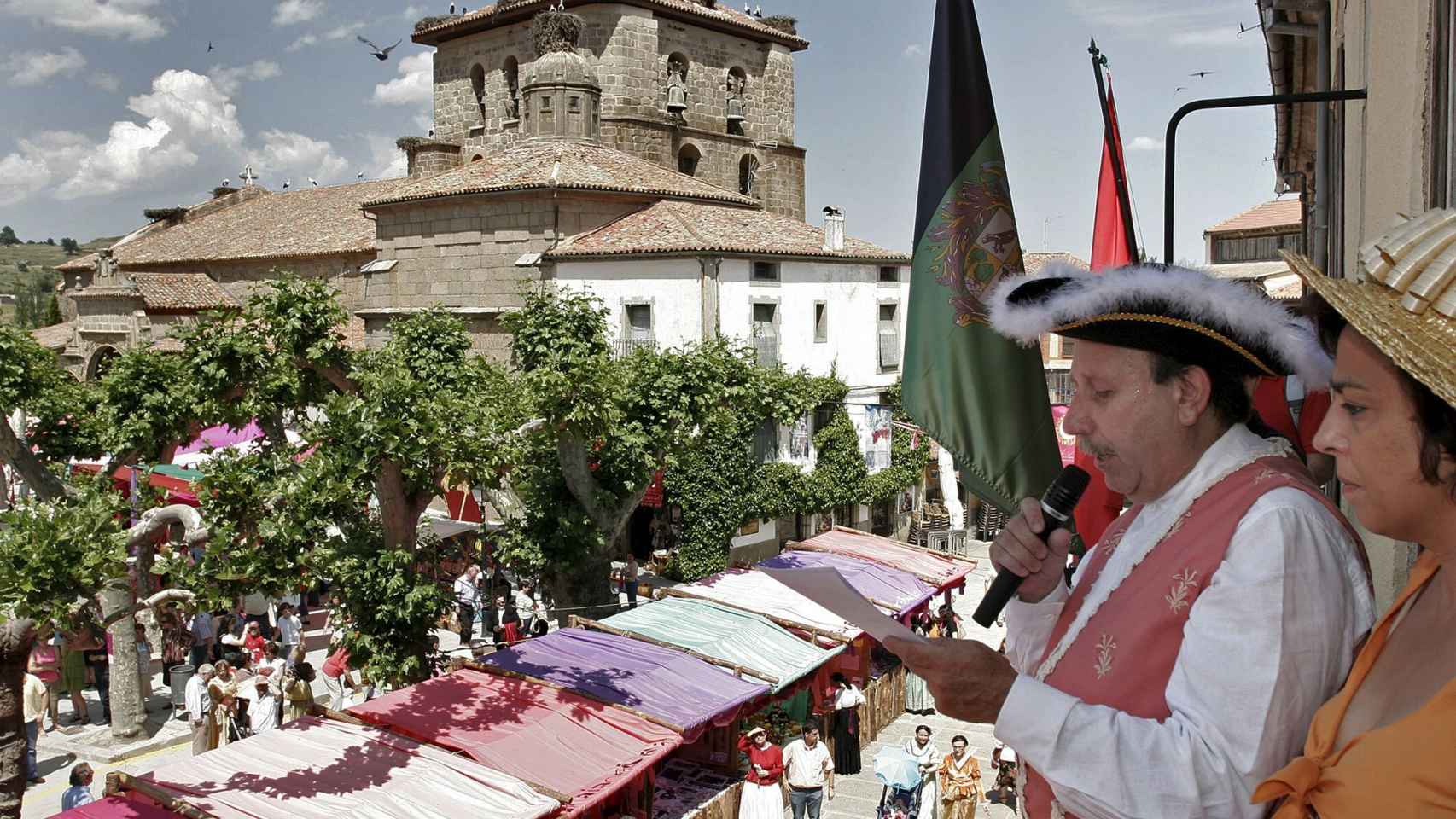 El mago Montty lee el pregón inaugural del proyecto cultural y turístico 'Piedrahíta goyesca'.