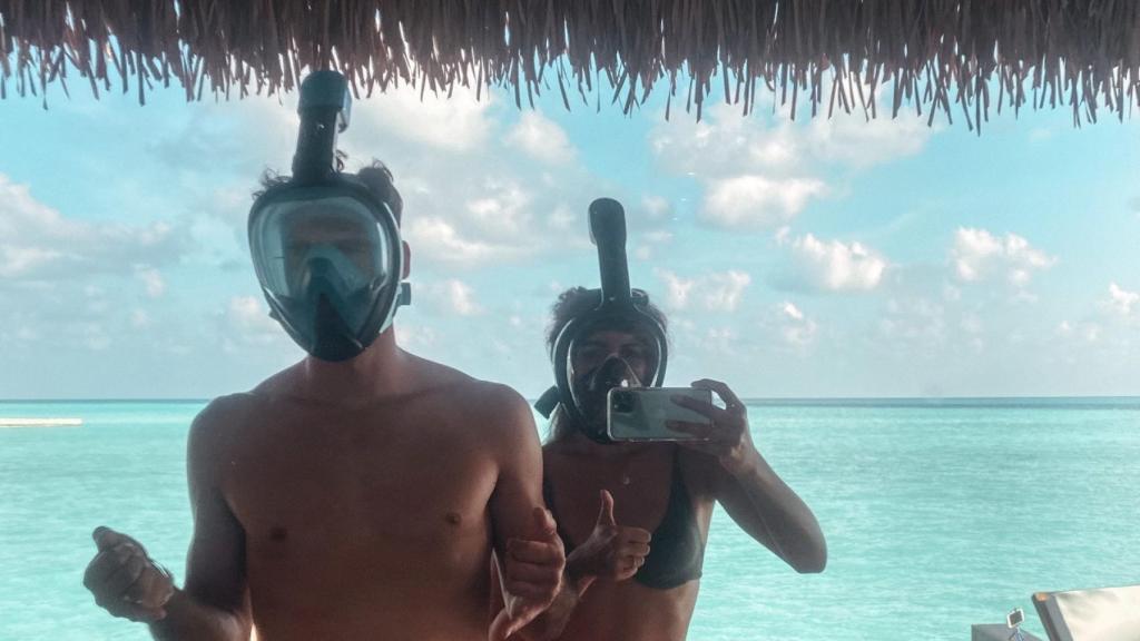 Los turistas 'encerrados', después de hacer snorkel.