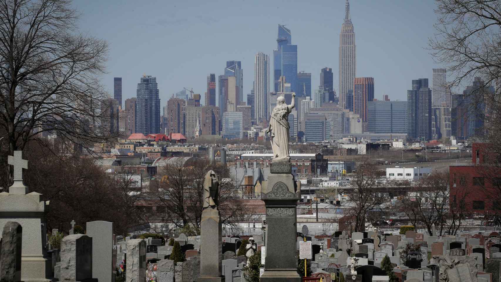El skyline de Nueva York visto desde un cementerio en Brooklyn.