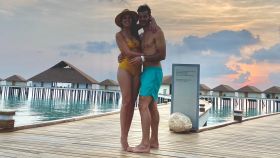 Olivia y Raul, solos en el resort de Maldivas.
