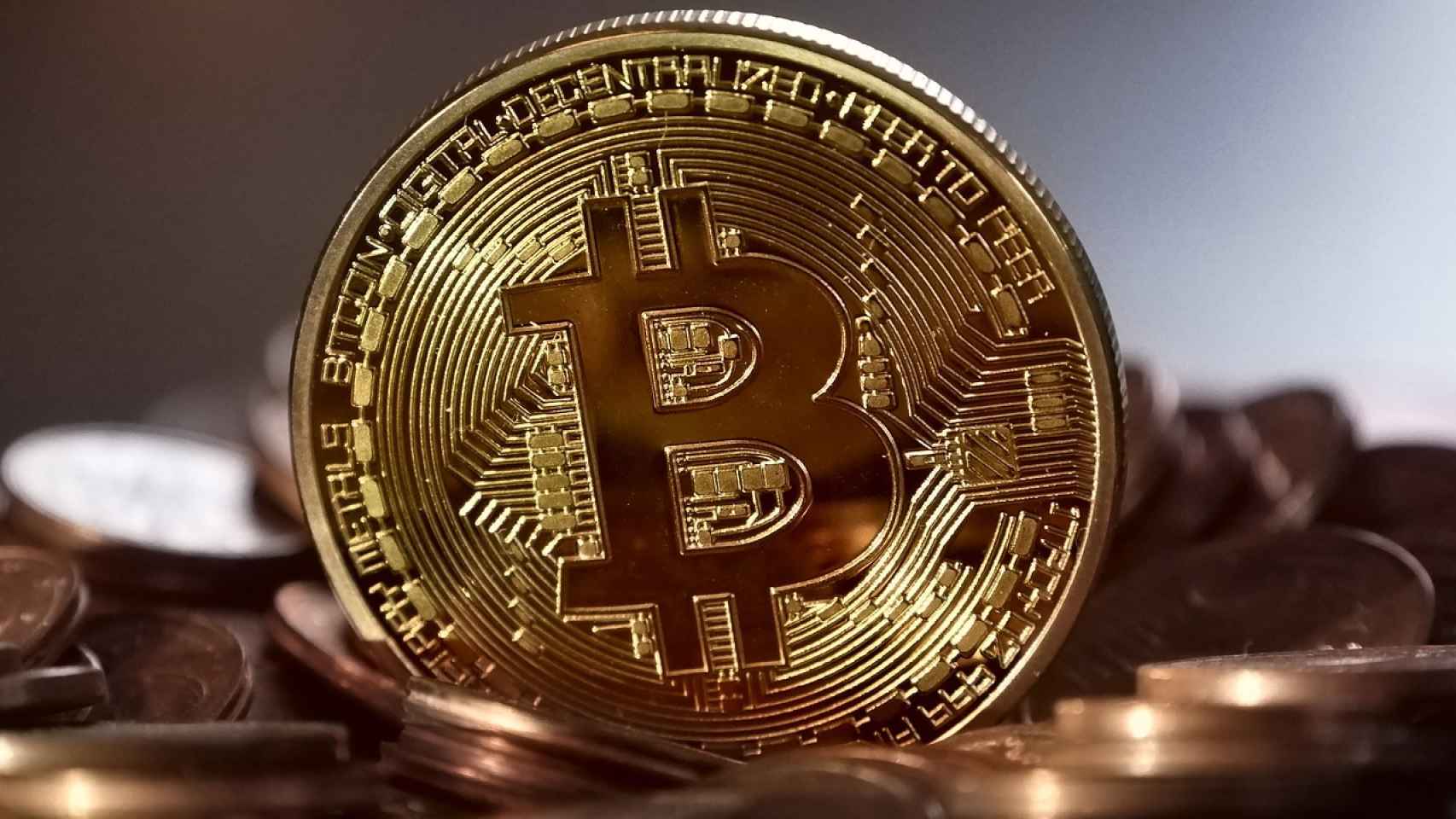 Moneda física representativa de un bitcoin.