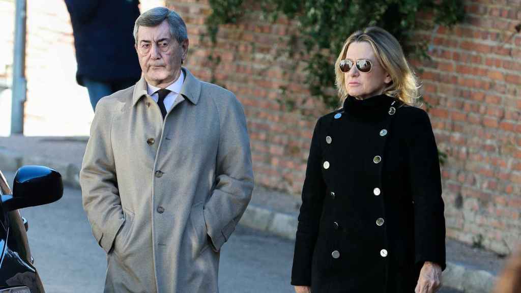 Alfonso Cortina y Myriam Lapique en el funeral de la infanta Pilar de Borbón el pasado mes de diciembre.