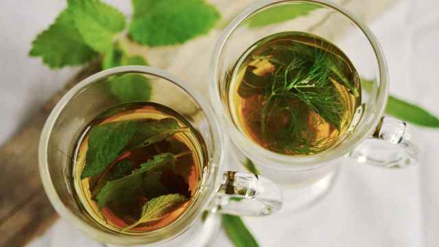 Un té con hierbas aromáticas.