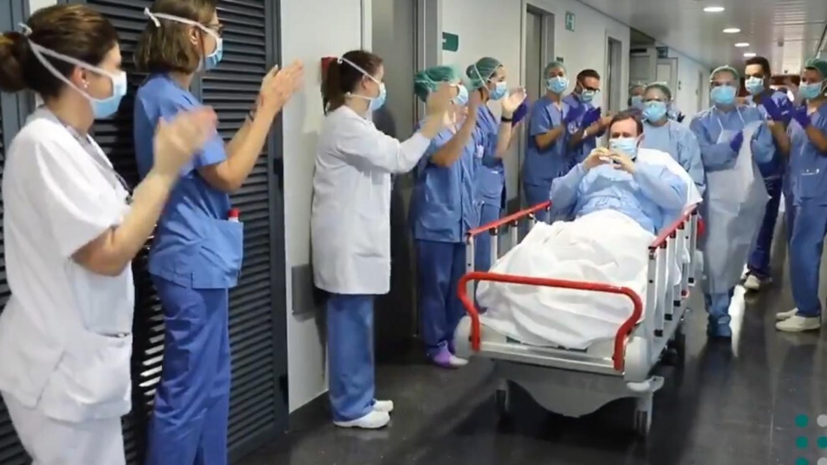 Los sanitarios de un hospital de Baleares aplauden a un paciente tras salir de la UCI./