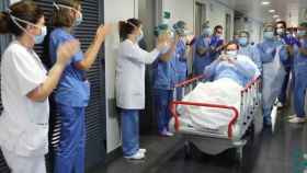 Los sanitarios de un hospital de Baleares aplauden a un paciente tras salir de la UCI./
