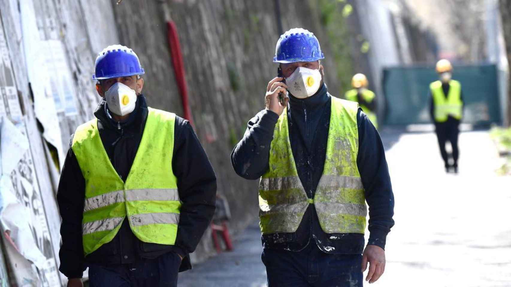 Imagen de trabajadores de la construcción equipados con EPI.
