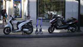 Imagen de dos motocicletas en Madrid.
