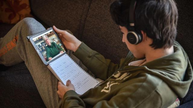 Un estudiante de Milán recibe clases a distancia.