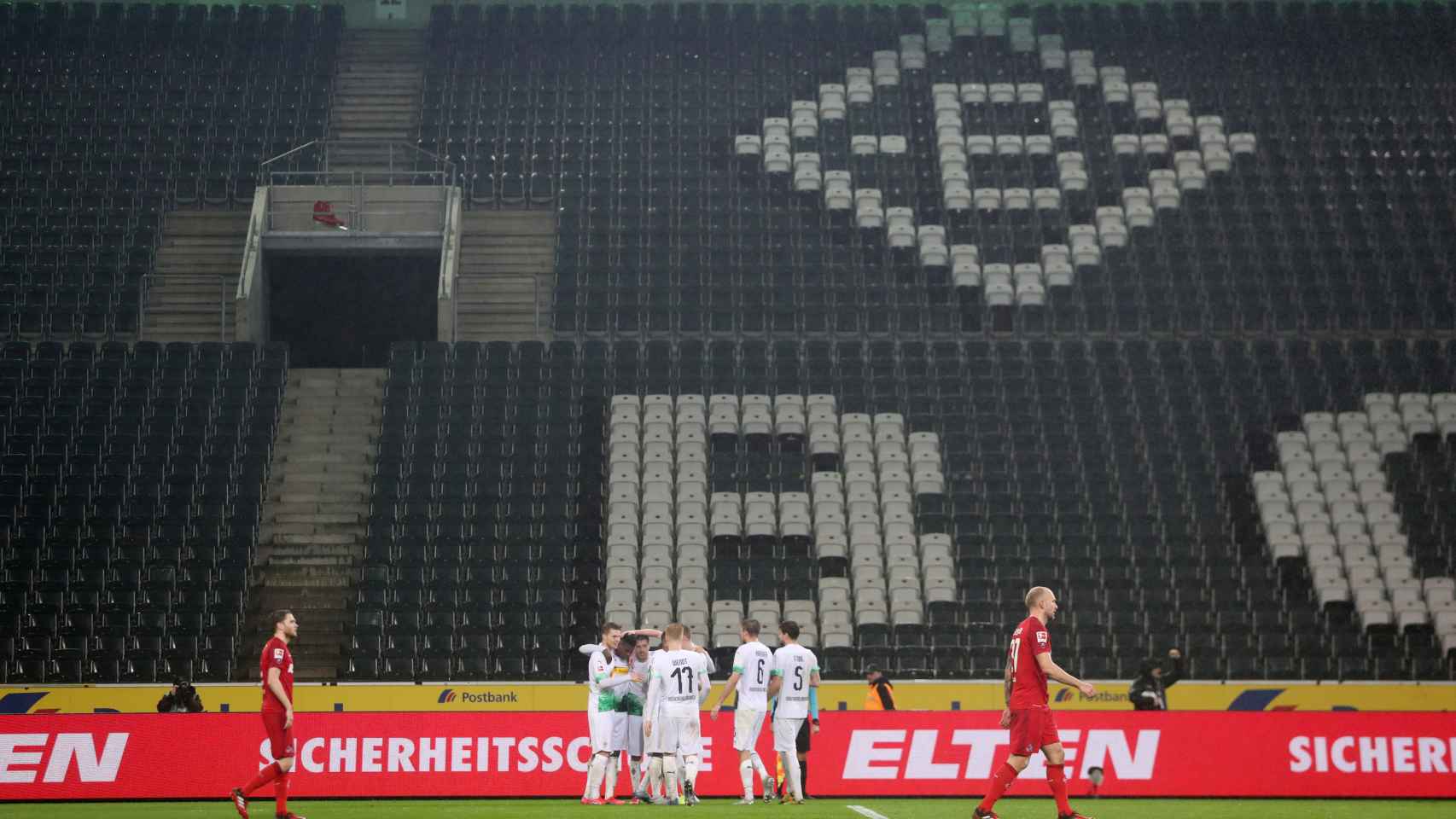 Los jugadores del Borussia Monchengladbach celebran un gol sin público