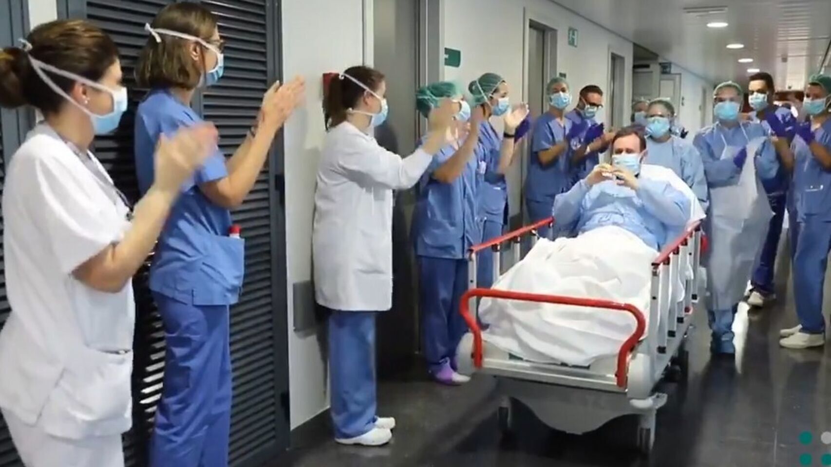 Médicos celebran el alta de un paciente de Covid-19