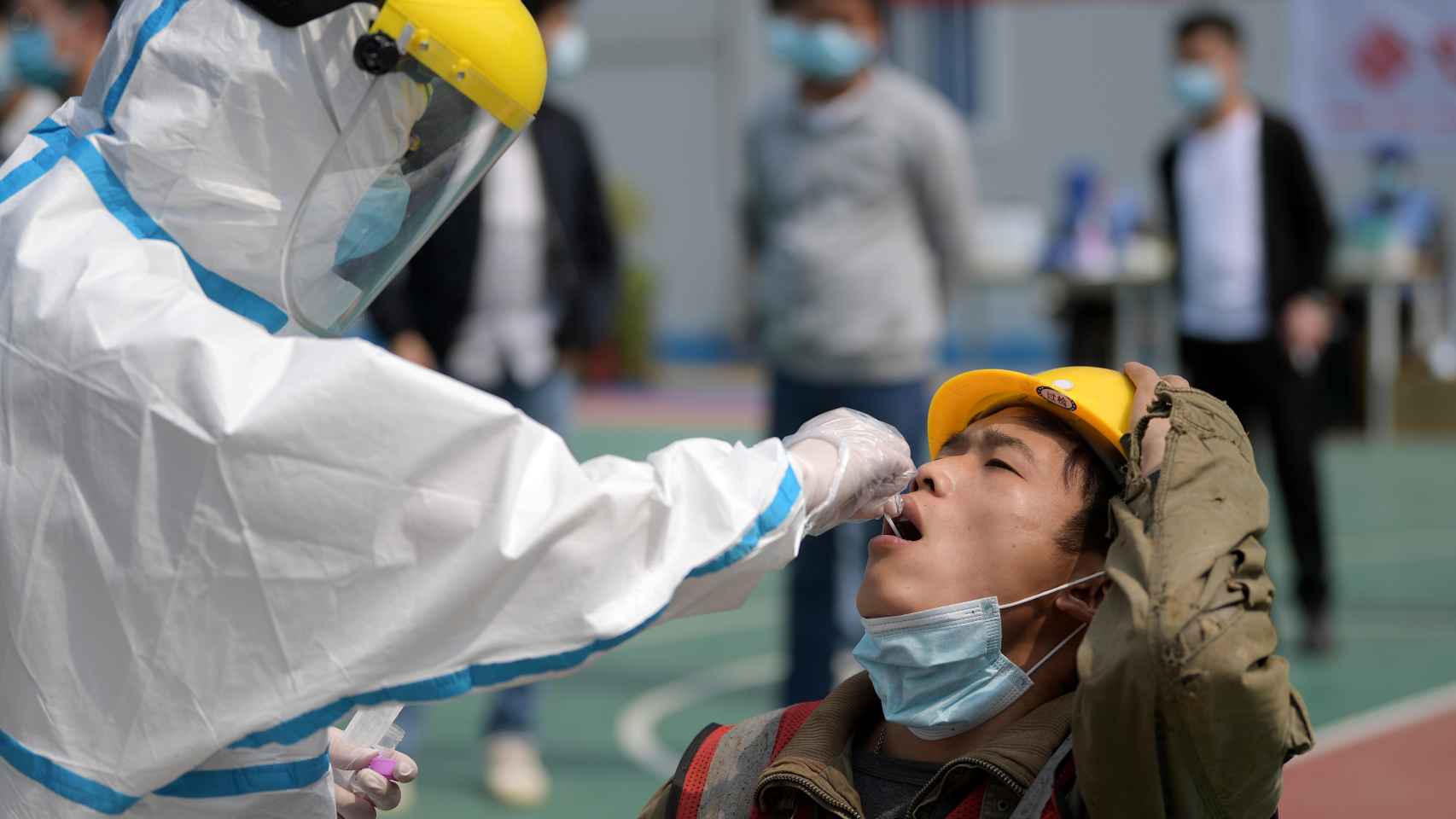 Test de coronavirus practicado a un trabajador, en Wuhan.