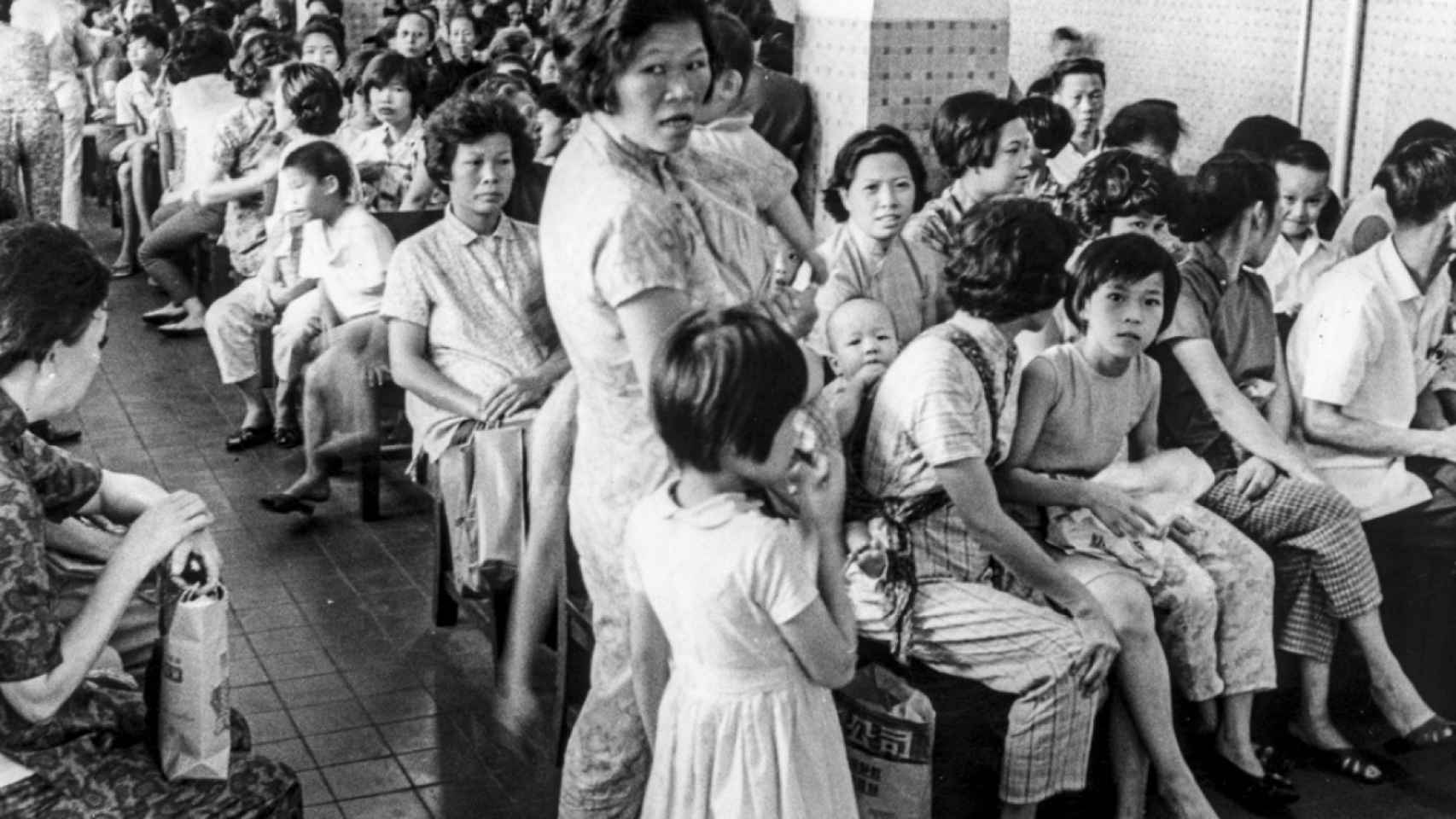Pacientes y afectados esperan en una sala de espera de una clínica de Hong Kong en 1968