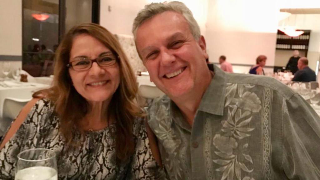 Tomeu y su esposa, Denise, en una cena.