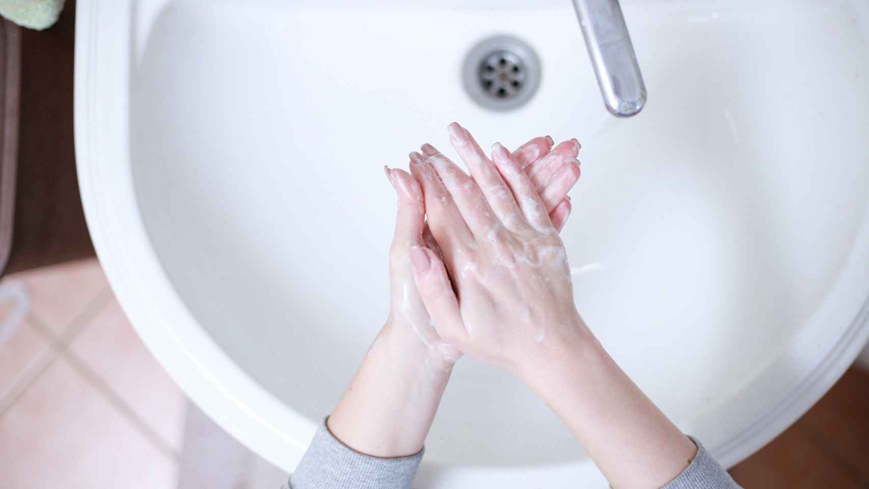 La hidratación es fundamental para mantener cuidada la piel de las manos.