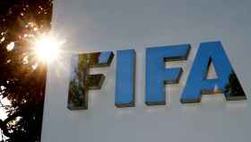 El logo de FIFA en su sede de Zurich