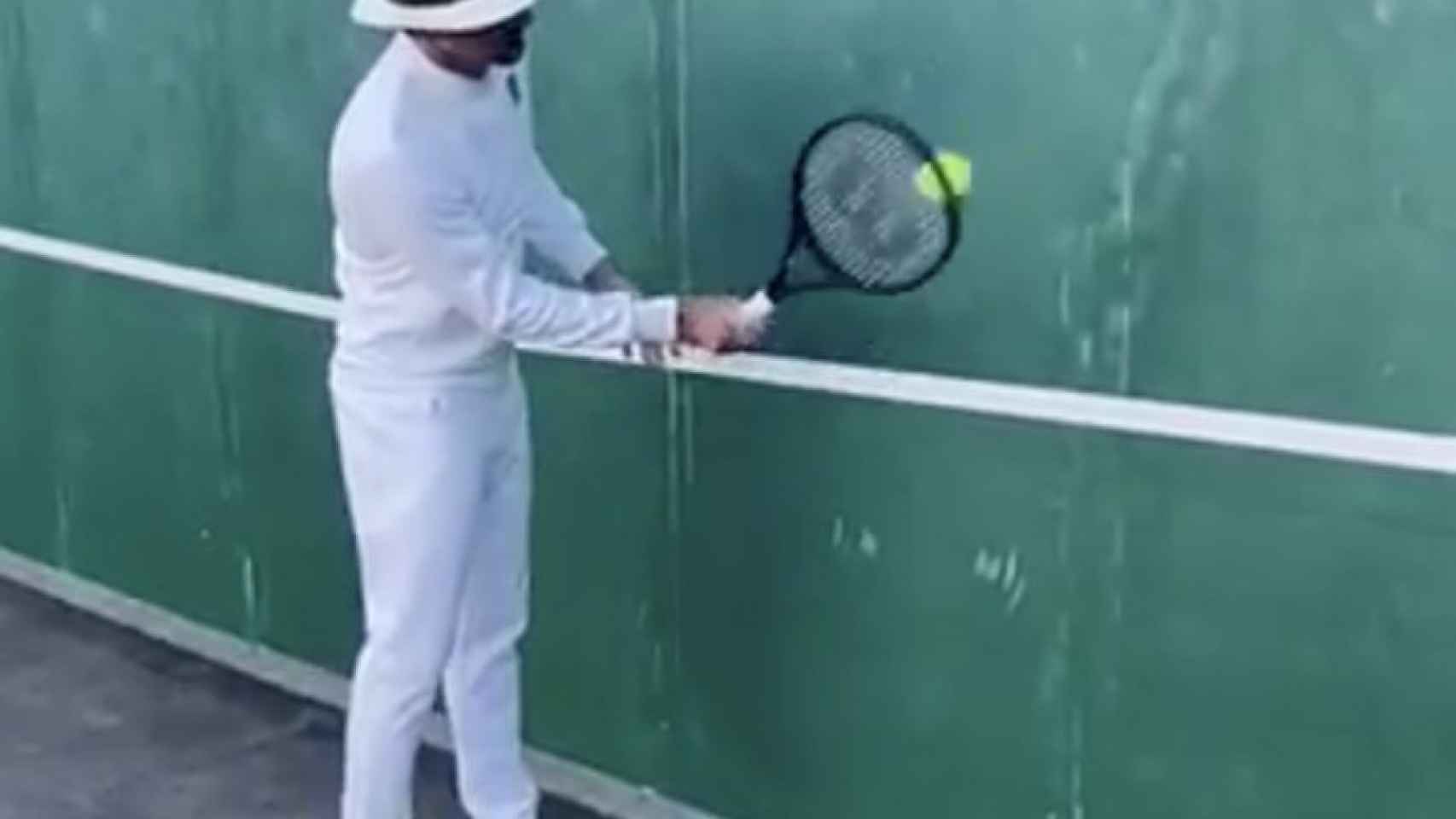 Roger Federer, durante el reto de tenis contra la pared