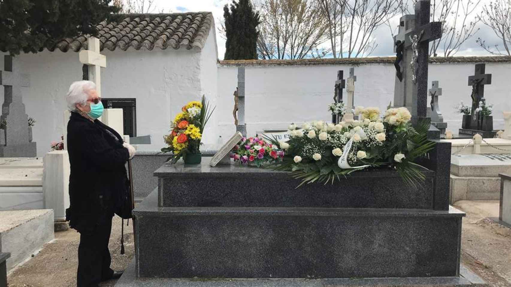 Una mujer visita la tumba en Aldea del Rey (Ciudad Real) este martes.
