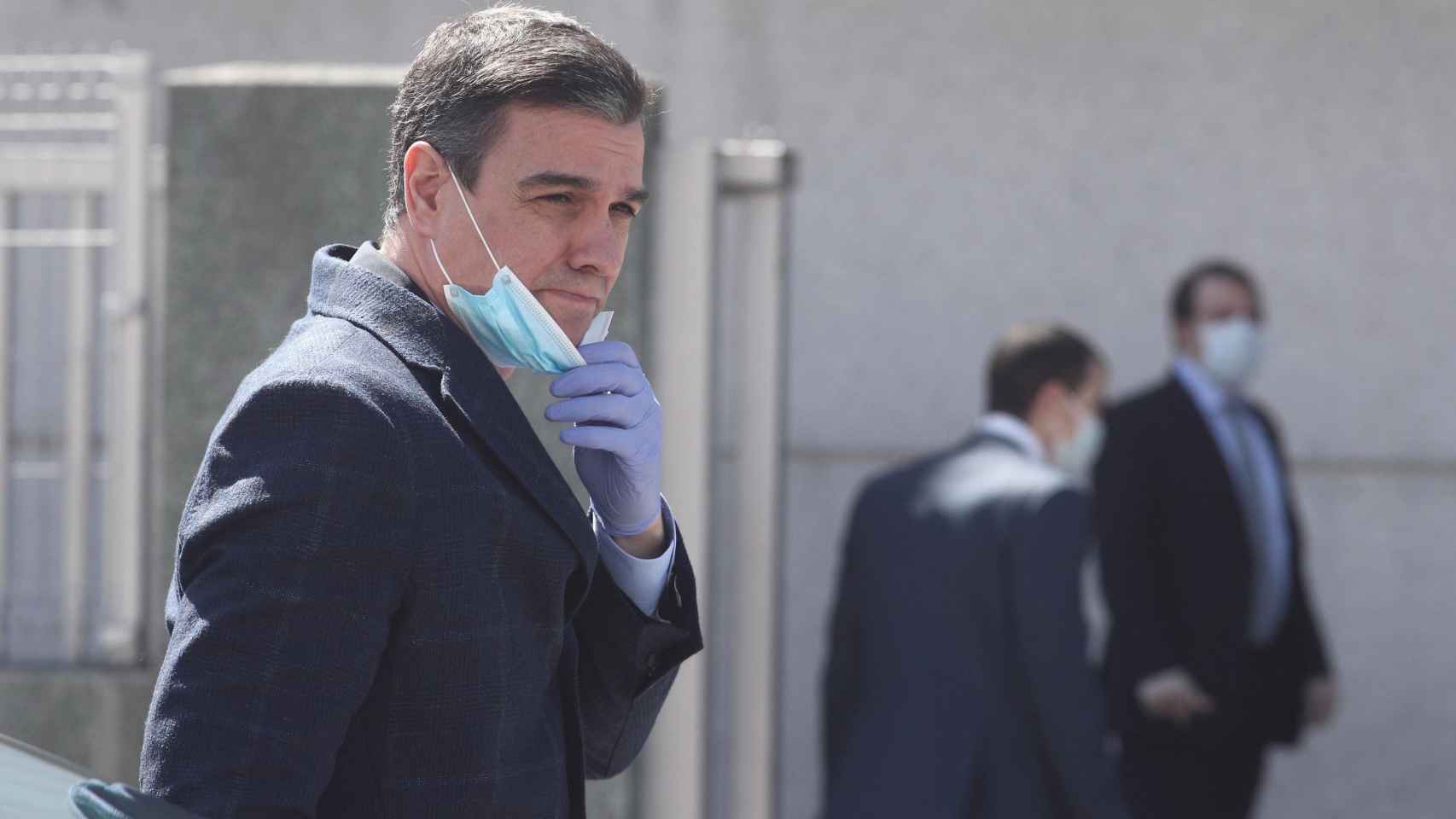 Pedro Sáchez, presidente del Gobierno, con mascarilla y guantes.