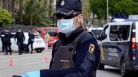 Agente de la Policía Nacional en funciones de vigilancia durante la pandemia./