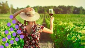 Una mujer con una copa de vino tinto.
