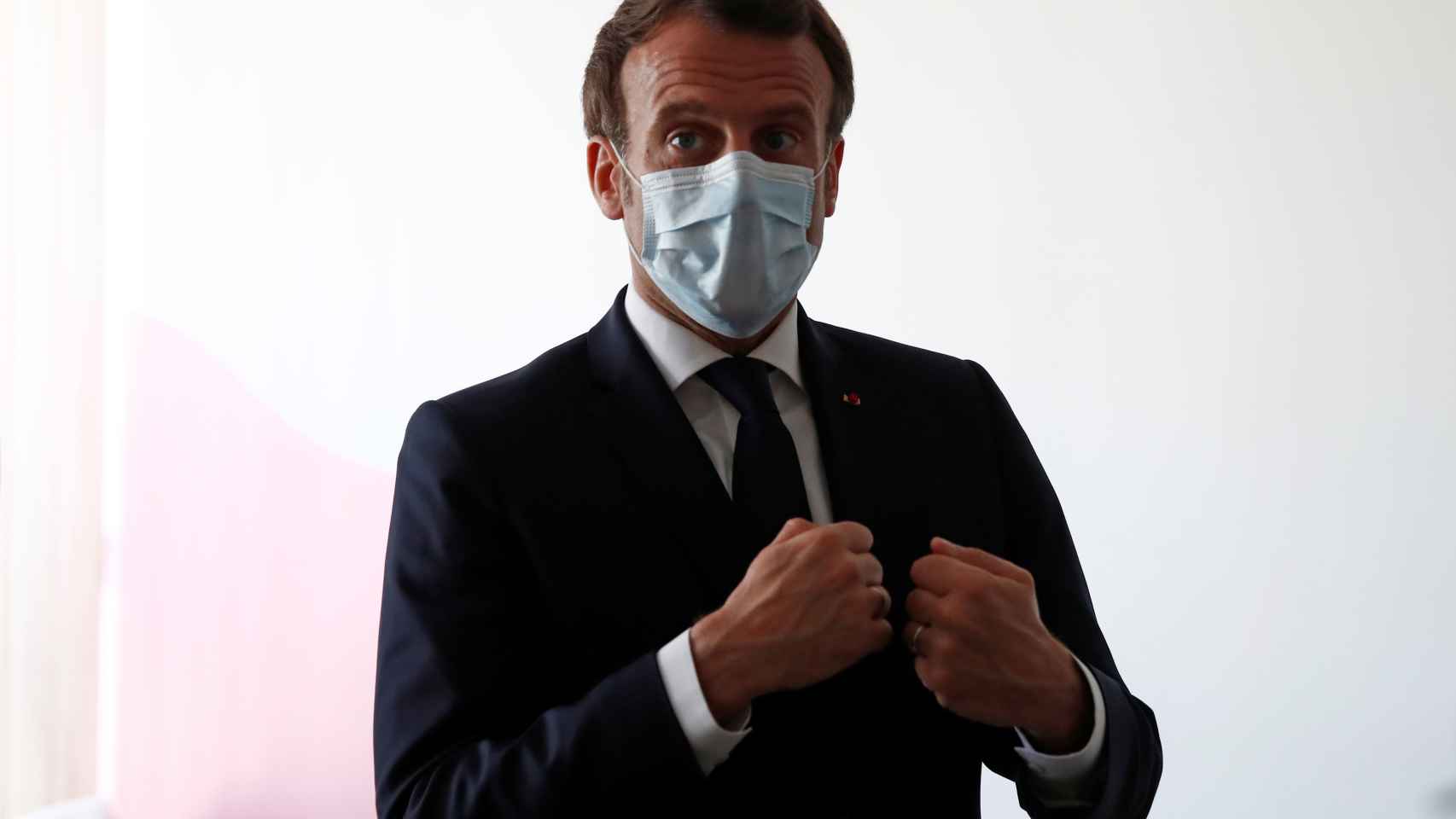El presidente de Francia, Emmanuel Macron, durante su visita a un hospital de París.